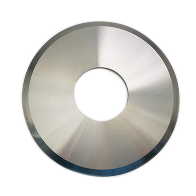 Disco circular do carboneto de tungstênio terminado cortando o filme de papel e a folha de cobre